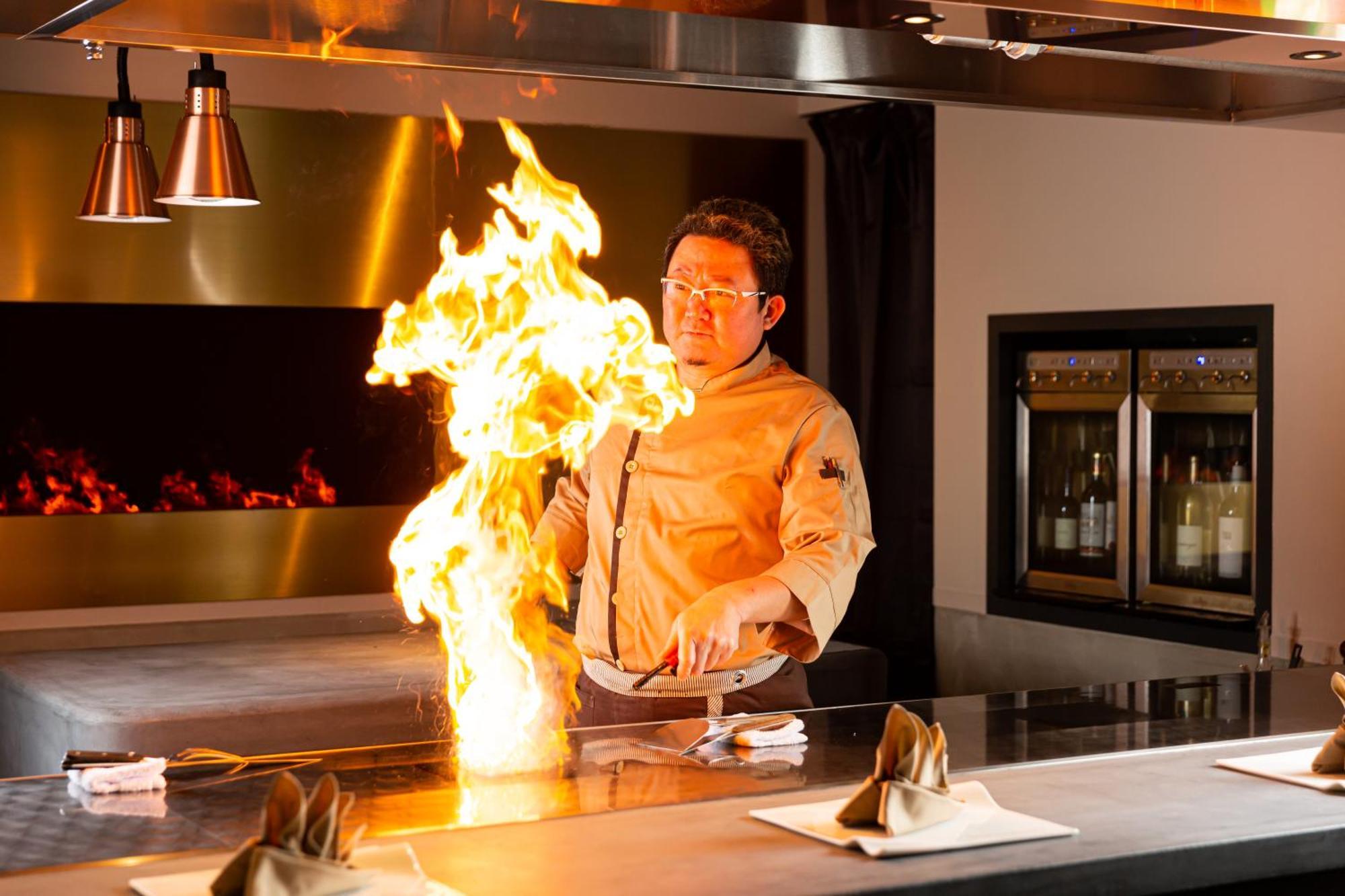 Good Nature Hotel Kyoto Eksteriør bilde A chef cooking with a flaming torch
